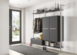 Die seidengrauen Hochglanz LUX 819-Schränke werden durch die Rückwand in Bruchstein-Optik perfekt in Szene gesetzt. Die Beleuchtung des Stollen-Regalsystems und des Spiegels bieten hier ein besonderes Highlight. Die seidengrauen Hochglanz LUX 819-Schränke werden durch die Rückwand in Bruchstein-Optik perfekt in Szene gesetzt. Die Beleuchtung des Stollen-Regalsystems und des Spiegels bieten hier ein besonderes Highlight.