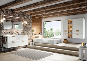 Wellness in Ihrem Zuhause. Die alpinweißen hochglänzenden FLASH 503 Oberflächen verleihen der gemütlichen Atmosphäre eine gewisse Frische. Ideal für Familien: Doppelwaschtisch mit genügend Stauraum. Wellness in Ihrem Zuhause. Die alpinweißen hochglänzenden FLASH 503 Oberflächen verleihen der gemütlichen Atmosphäre eine gewisse Frische. Ideal für Familien: Doppelwaschtisch mit genügend Stauraum.