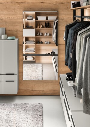 Perfekte Ergänzung für den Ankleidebereich, ist ein großer Spiegel, zur Kontrolle, ob auch alles sitzt. Perfekte Ergänzung für den Ankleidebereich, ist ein großer Spiegel, zur Kontrolle, ob auch alles sitzt.