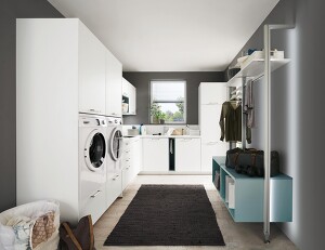 Zeitlos schöner Hauswirtschaftraum in LASER 427 Alpinweiß mit Farbakzenten in AQUA 254. Durch den erhöhten Einbau von Waschmaschine und Trockner ist das Be-und Entladen viel komfortabler. Zeitlos schöner Hauswirtschaftraum in LASER 427 Alpinweiß mit Farbakzenten in AQUA 254. Durch den erhöhten Einbau von Waschmaschine und Trockner ist das Be-und Entladen viel komfortabler.