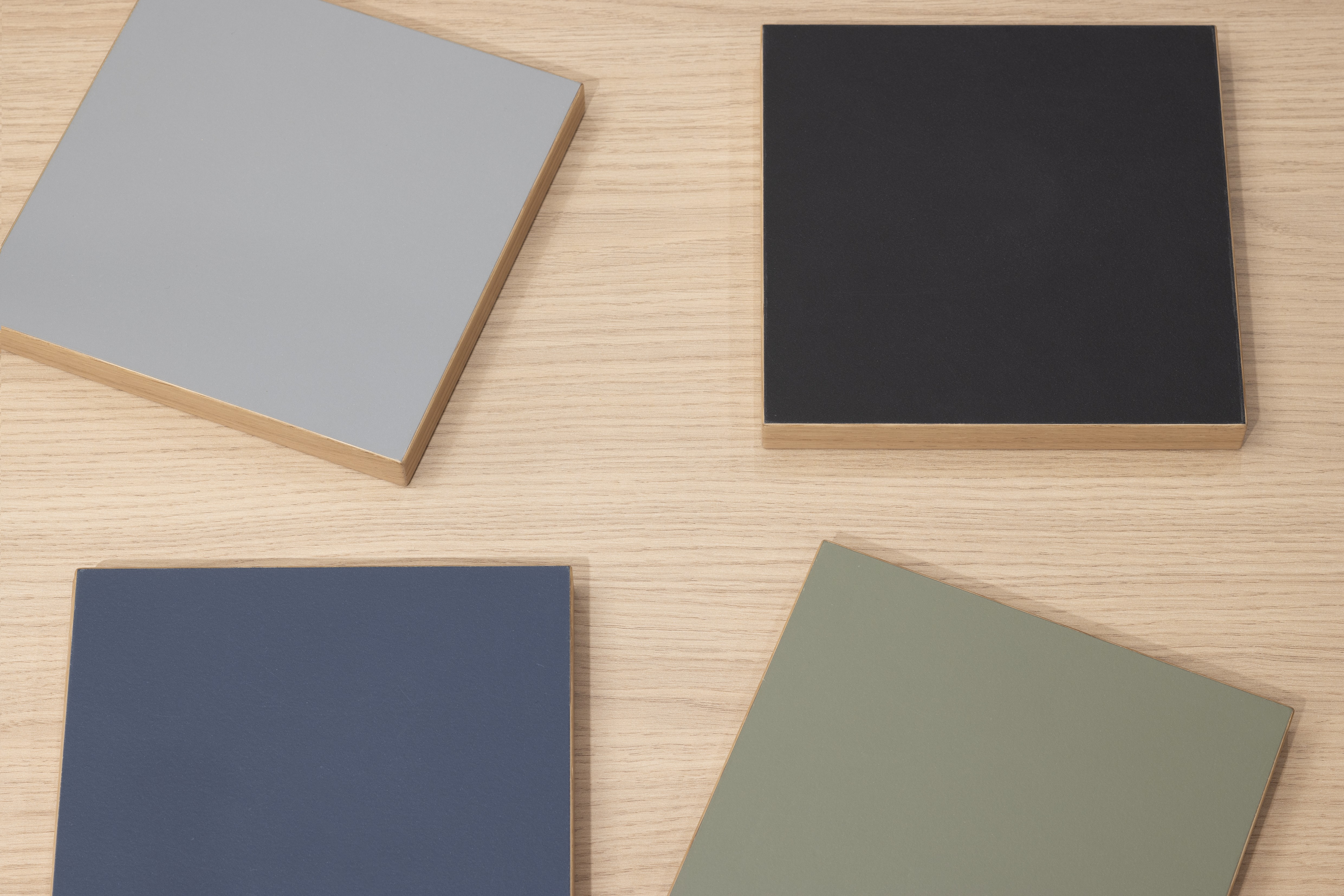 APL: Feineiche-natur Repro 25 mm Front: AV 7080 Rauchblau Linoleum Korpus: Designkorpus Feineiche-natur Repro Griff: PTO Kehlleiste Graphit gebürstet Geräte: Siemens Armatur: Blaupunkt Spüle: Blaupunkt  Features: Linoleum Front, Echtholzkante, exklusive Schrankausstattung mit Auszügen, etc., Besteckeinsatz aus Echtholz, verschiedene Linoleumfarben.