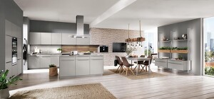 Diese offene Küche mit Kücheninsel, Essbereich und offenem Regalsystem ist modern und zeigt den urbanen Charakter dieser Wohnidee. Die steingraue Farbe des Dekors TOUCH 341 unterstreicht den angesagten Look.  Diese offene Küche mit Kücheninsel, Essbereich und offenem Regalsystem ist modern und zeigt den urbanen Charakter dieser Wohnidee. Die steingraue Farbe des Dekors TOUCH 341 unterstreicht den angesagten Look.