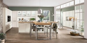 Weiße CASCADA 774 Landhausküche. Die Weiterführung des Dekors im Flur bringt ein einheitliches Gesamtbild. Tolle Ergänzung ist hier die Kücheninsel mit integriertem Tisch in Naturholz-Optik.  Weiße CASCADA 774 Landhausküche. Die Weiterführung des Dekors im Flur bringt ein einheitliches Gesamtbild. Tolle Ergänzung ist hier die Kücheninsel mit integriertem Tisch in Naturholz-Optik.