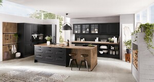 Landhaus mal anders! Oft kennt man diesen Küchenstil in hellen, sanften Farben, aber dieses Beispiel zeigt, dass Sylt 852 in mattem Schwarz ein echter Hingucker ist. Durch die offenen Elemente und die verglasten Schranktüren, wirkt alles gleich noch wohnlicher.  Landhaus mal anders! Oft kennt man diesen Küchenstil in hellen, sanften Farben, aber dieses Beispiel zeigt, dass Sylt 852 in mattem Schwarz ein echter Hingucker ist. Durch die offenen Elemente und die verglasten Schranktüren, wirkt alles gleich noch wohnlicher.