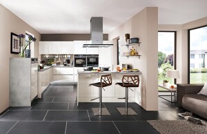 Moderne Küche LUX 814 in einem zeitlosen Hochglanz Weiß. Die L-Form bietet viel Stauraum und mit der Theke wird Arbeitsfläche und Sitzbereich geschaffen.  Moderne Küche LUX 814 in einem zeitlosen Hochglanz Weiß. Die L-Form bietet viel Stauraum und mit der Theke wird Arbeitsfläche und Sitzbereich geschaffen.