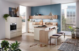 Wohnlichkeit für die ganze Familie. Diese gemütliche Küche im Dekor FASHION 175 in Magnolia ist modern und passt sich ideal in den offenen Wohnbereich ein.  Wohnlichkeit für die ganze Familie. Diese gemütliche Küche im Dekor FASHION 175 in Magnolia ist modern und passt sich ideal in den offenen Wohnbereich ein.