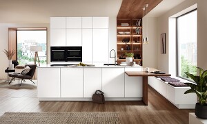 Einladendes Ambiente! Die alpinweißen Fronten in Easytouch 967 wirken in Kombination mit den Holzelementen der Küche sehr harmonisch. Einladendes Ambiente! Die alpinweißen Fronten in Easytouch 967 wirken in Kombination mit den Holzelementen der Küche sehr harmonisch.