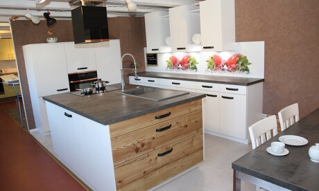 Küche mit Kücheninsel und viel Stauraum: Küchenschränke mit Sondermaßen - alles möglich Küche mit Kücheninsel und viel Stauraum: Küchenschränke mit Sondermaßen - alles möglich