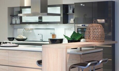 Dunstzabzugshaube als Stil-Element über dem Kochfeld. Dunstzabzugshaube als Stil-Element über dem Kochfeld.