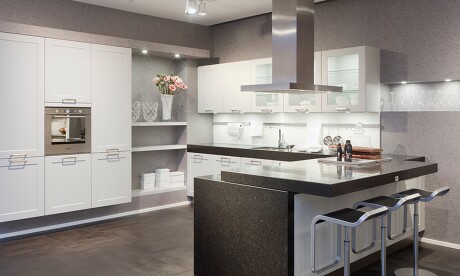 Moderne Küche mit einem Mix aus Holz und Hochglanz mit Insellösung. Moderne Küche mit einem Mix aus Holz und Hochglanz mit Insellösung.