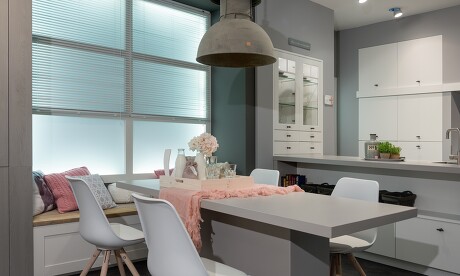 Landhaus-Stil ist immer aktuell, hier modern interpretiert mit Essplatz und Sitzbank. Landhaus-Stil ist immer aktuell, hier modern interpretiert mit Essplatz und Sitzbank.