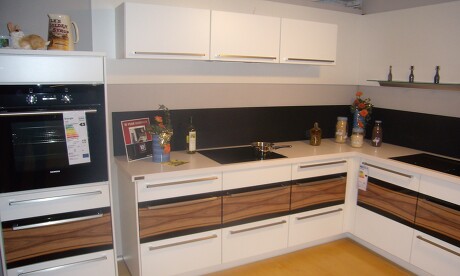 Moderne Küche mit hochwertigen Glasfronten in Nußbaum Moderne Küche mit hochwertigen Glasfronten in Nußbaum