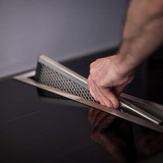 Metallfettfilter der allermeisten Muldenlüfter können im Geschirrspüler gereinigt werden. Metallfettfilter der allermeisten Muldenlüfter können im Geschirrspüler gereinigt werden.