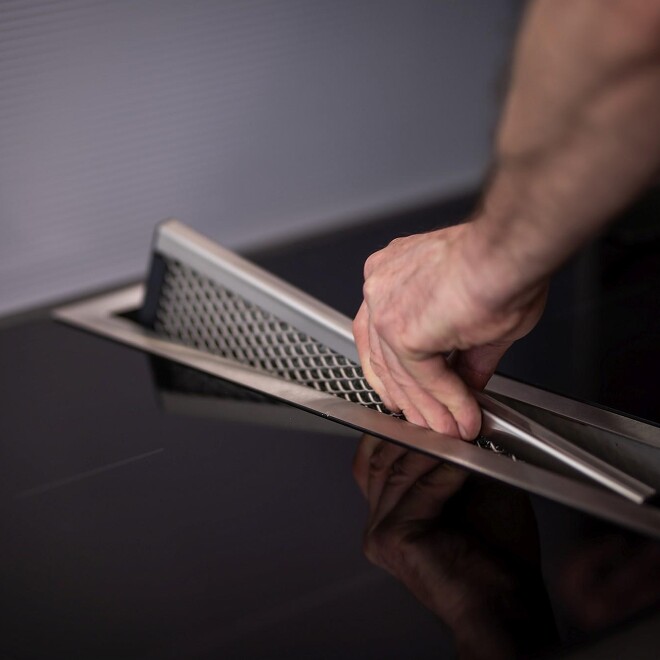 Metallfettfilter der allermeisten Muldenlüfter können im Geschirrspüler gereinigt werden. Metallfettfilter der allermeisten Muldenlüfter können im Geschirrspüler gereinigt werden.