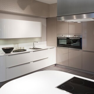 Aufs Bild klicken und die Hochglanzküche größer sehen! Aufs Bild klicken und die Hochglanzküche größer sehen!