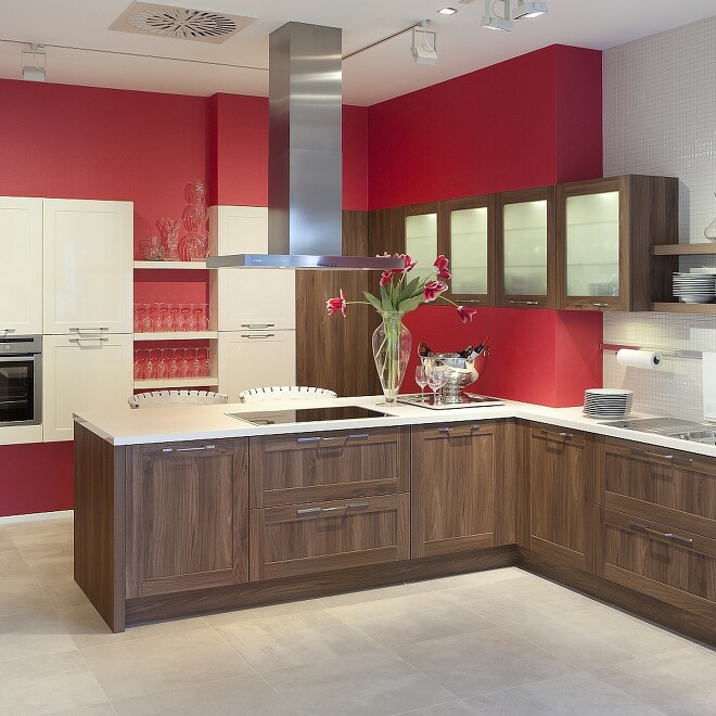 Rot und Weiß verhelfen diesem Küchendesign zu einer schönen Raumgestaltung. Rot und Weiß verhelfen diesem Küchendesign zu einer schönen Raumgestaltung.