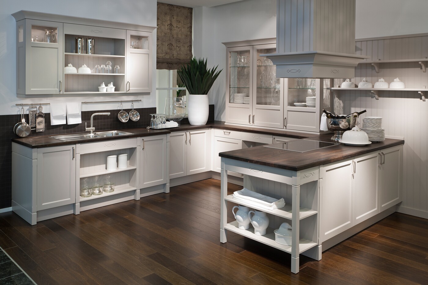 Weiße Wandpaneelen sind charakteristisch für den amerikanischen Country oder Beachhouse Style. Weiße Wandpaneelen sind charakteristisch für den amerikanischen Country oder Beachhouse Style.