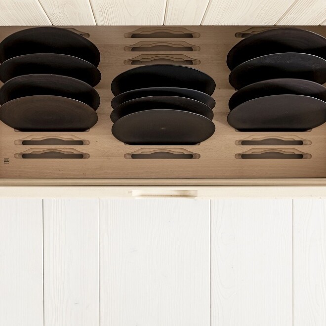 Die schönen Teller griffbereit und stoßfest verstaut: Moderne Schubladeneinsätze machen's möglich. Die schönen Teller griffbereit und stoßfest verstaut: Moderne Schubladeneinsätze machen's möglich.