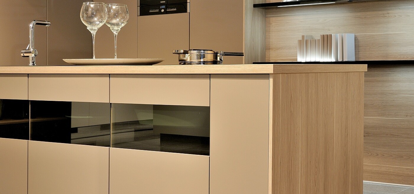 Grifflose Küchentheke mit Teilglasfronten Grifflose Küchentheke mit Teilglasfronten