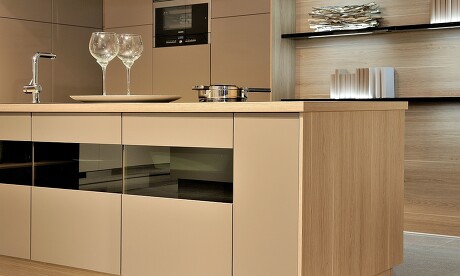 Grifflose Küchentheke mit Teilglasfronten Grifflose Küchentheke mit Teilglasfronten