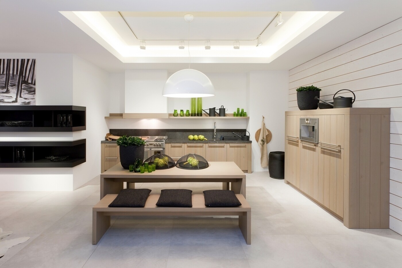 Puristisch und einladend zugleich: Eine Hockerbank darf in der urbanen Landhausküche nicht fehlen. Puristisch und einladend zugleich: Eine Hockerbank darf in der urbanen Landhausküche nicht fehlen.