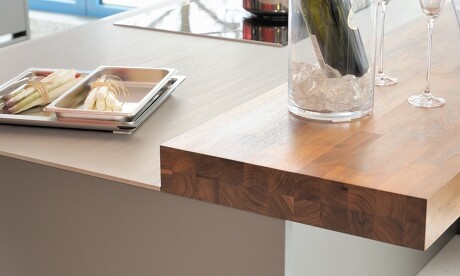 Edles Massivholz, stabgeleimt, als schicker Thekenaufsatz in der Küche Edles Massivholz, stabgeleimt, als schicker Thekenaufsatz in der Küche