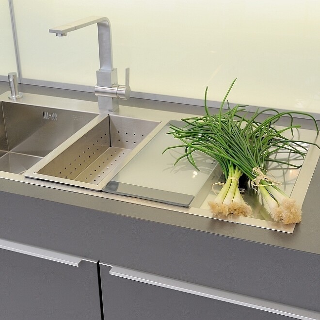 Küchenspüle aus hochwertigem Edelstahl, ergänzt durch genau passendes Schneidebrett und Abtropfbehälter Küchenspüle aus hochwertigem Edelstahl, ergänzt durch genau passendes Schneidebrett und Abtropfbehälter