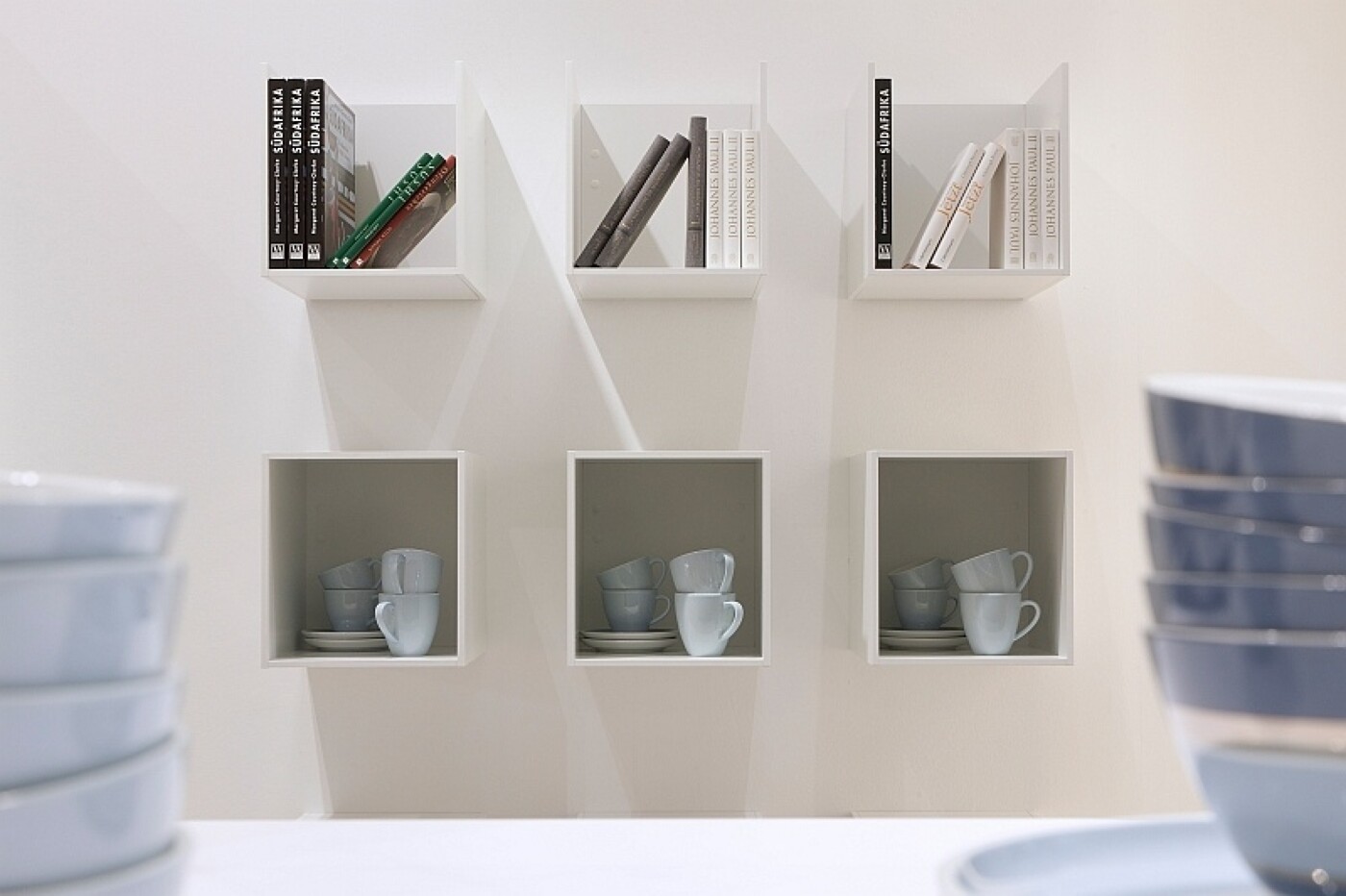 Das Würfelregal passt auch in die Küche – oben geschlossen, wenn nichts verstauben soll, oder offen für besonders große Kochbücher. Das Würfelregal passt auch in die Küche – oben geschlossen, wenn nichts verstauben soll, oder offen für besonders große Kochbücher.