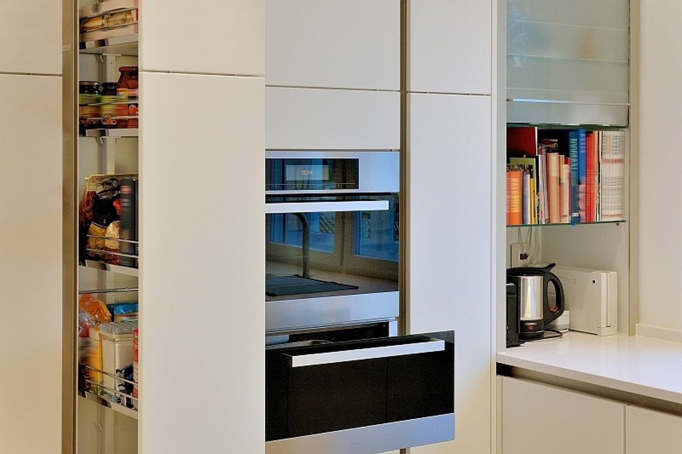 Idealer Vorratsschrank: der Apothekerschrank in der Einbauküche Idealer Vorratsschrank: der Apothekerschrank in der Einbauküche