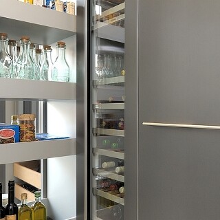 Praktisch und überraschend voluminös: Der Apothekerschrank entpuppt sich auch in Küchen als wahres Raumwunder. Praktisch und überraschend voluminös: Der Apothekerschrank entpuppt sich auch in Küchen als wahres Raumwunder.