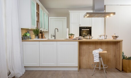 Freistehende Küchentheke, die rückseitig mit Unterschränken und einem Barbereich ausgestattet ist Freistehende Küchentheke, die rückseitig mit Unterschränken und einem Barbereich ausgestattet ist