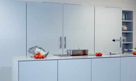 Zweizeilige Einbauküche im Stil von Objektküchen Zweizeilige Einbauküche im Stil von Objektküchen