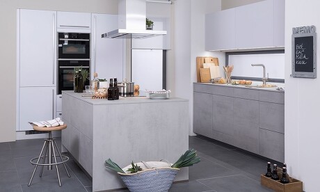Inselküche mit Betonfronten Inselküche mit Betonfronten