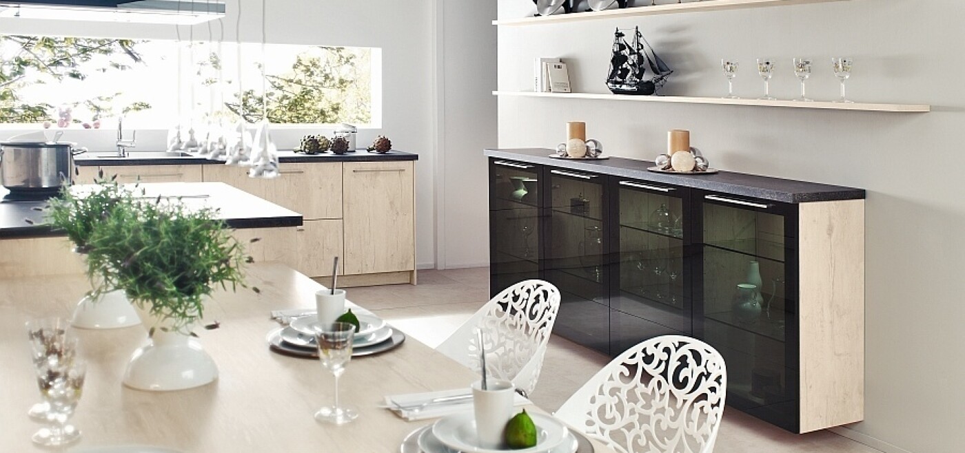 Diese helle moderne Wohnküche (Ballerina) kontrastiert toll mit dem schwebenden Highboard-Glasvitrinenschrank Diese helle moderne Wohnküche (Ballerina) kontrastiert toll mit dem schwebenden Highboard-Glasvitrinenschrank