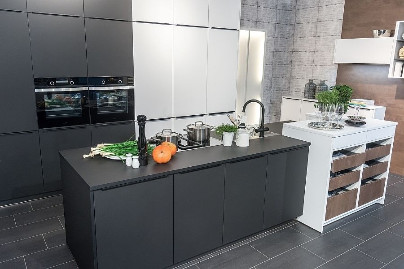 Matt lackiert wirken Küchenmöbel wohnlicher. Matt lackiert wirken Küchenmöbel wohnlicher.