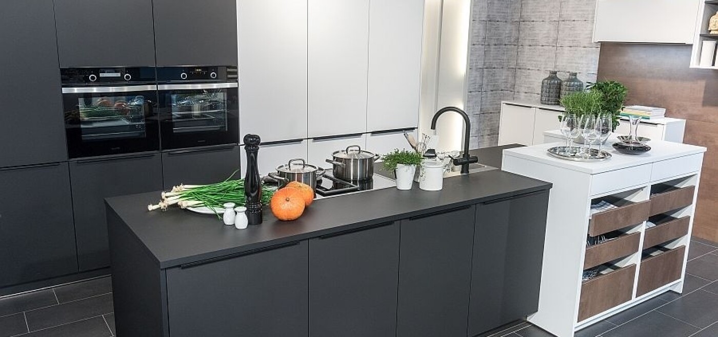 Matt lackiert wirken Küchenmöbel wohnlicher. Matt lackiert wirken Küchenmöbel wohnlicher.