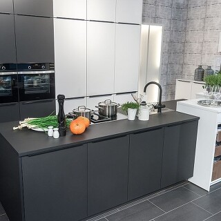 Matt lackiert wirken Küchenmöbel wohnlicher. Matt lackiert wirken Küchenmöbel wohnlicher.