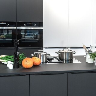 Matt lackierte Küchenfronten machen sich in weißer und dunkler Ausführung gut! Matt lackierte Küchenfronten machen sich in weißer und dunkler Ausführung gut!