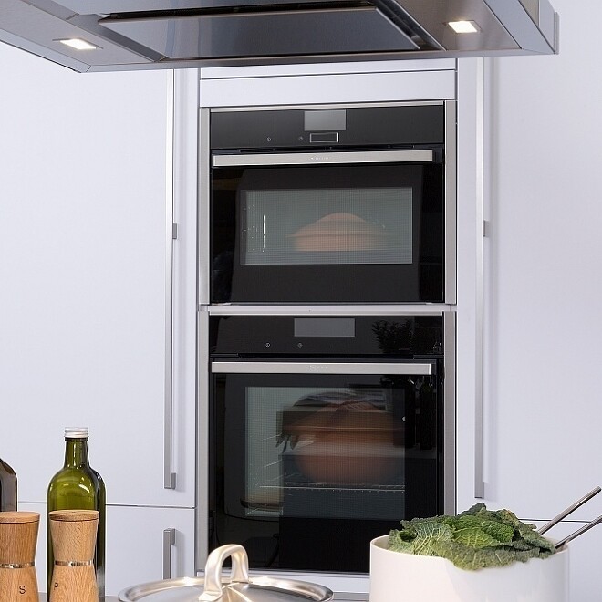 Die Alternative zum Range Cooker: Backofen und Mikrowelle übereinander Die Alternative zum Range Cooker: Backofen und Mikrowelle übereinander