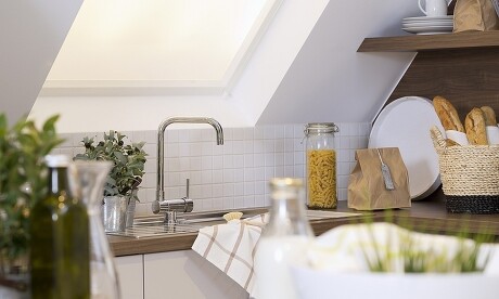 Normalerweise heißt es bei der Küchenplanung: Spüle nicht am Fenster. In diesem Beispiel passt sie jedoch perfekt. Normalerweise heißt es bei der Küchenplanung: Spüle nicht am Fenster. In diesem Beispiel passt sie jedoch perfekt.