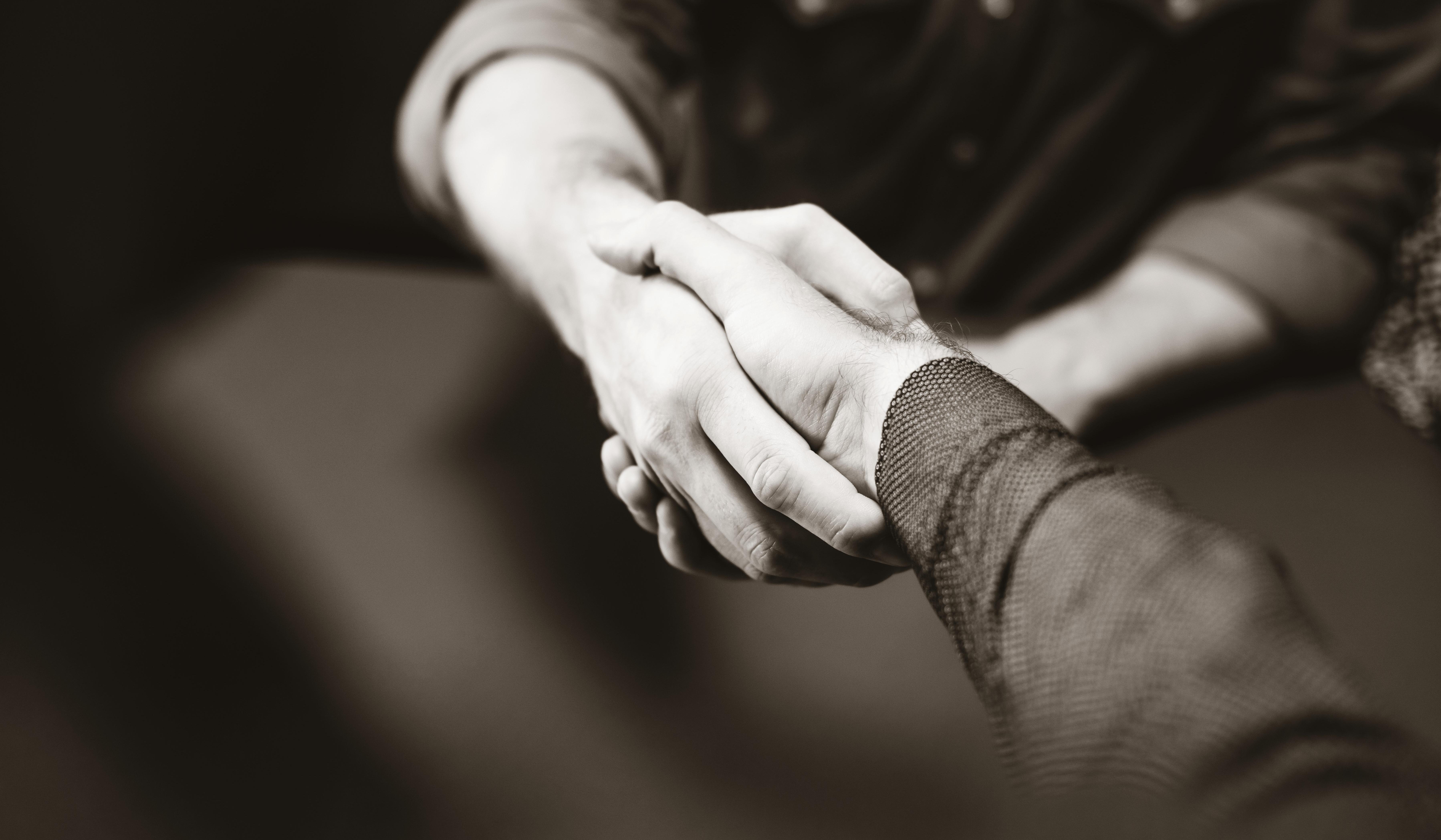 Beratungsgespräch Küchenkauf Handschlag