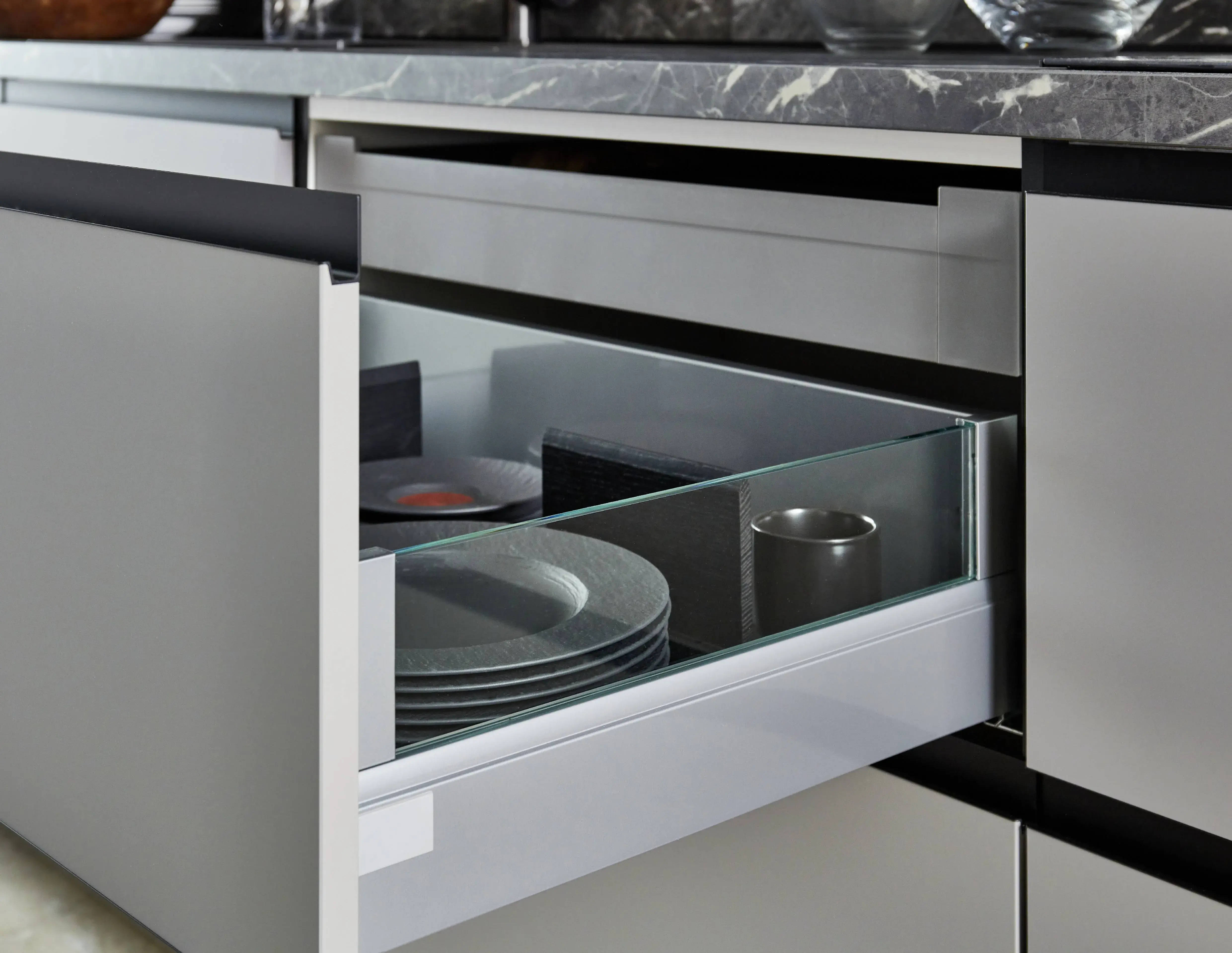 Nobilia Lichtgrau mit Marmordekor, Schublade mit Glaswand