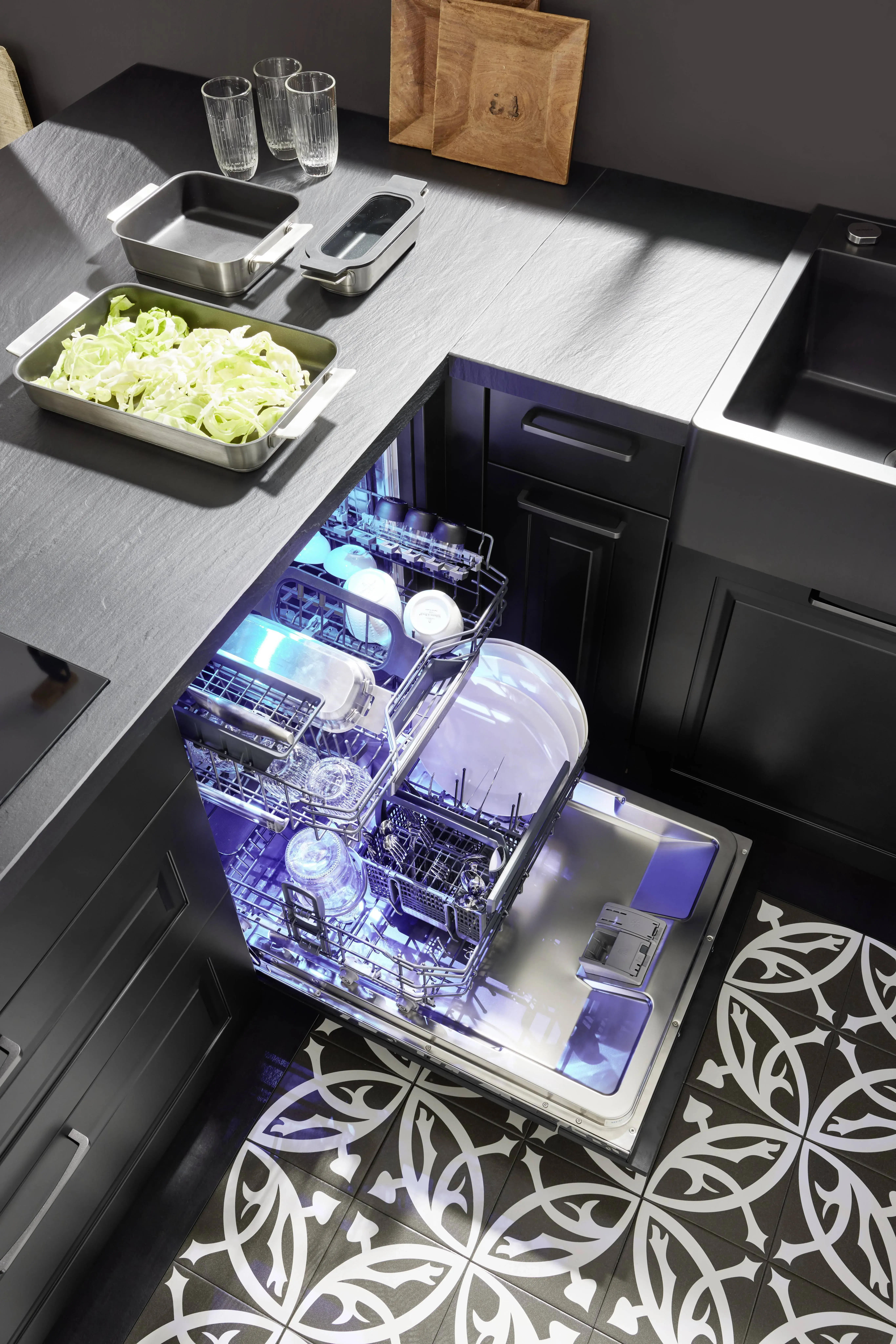 NOBILIA Sylt schwarz mit Siemens Geräten - Fokus auf Geschirrspüler, Einbaugerät mit blauer Innenbeleuchtung