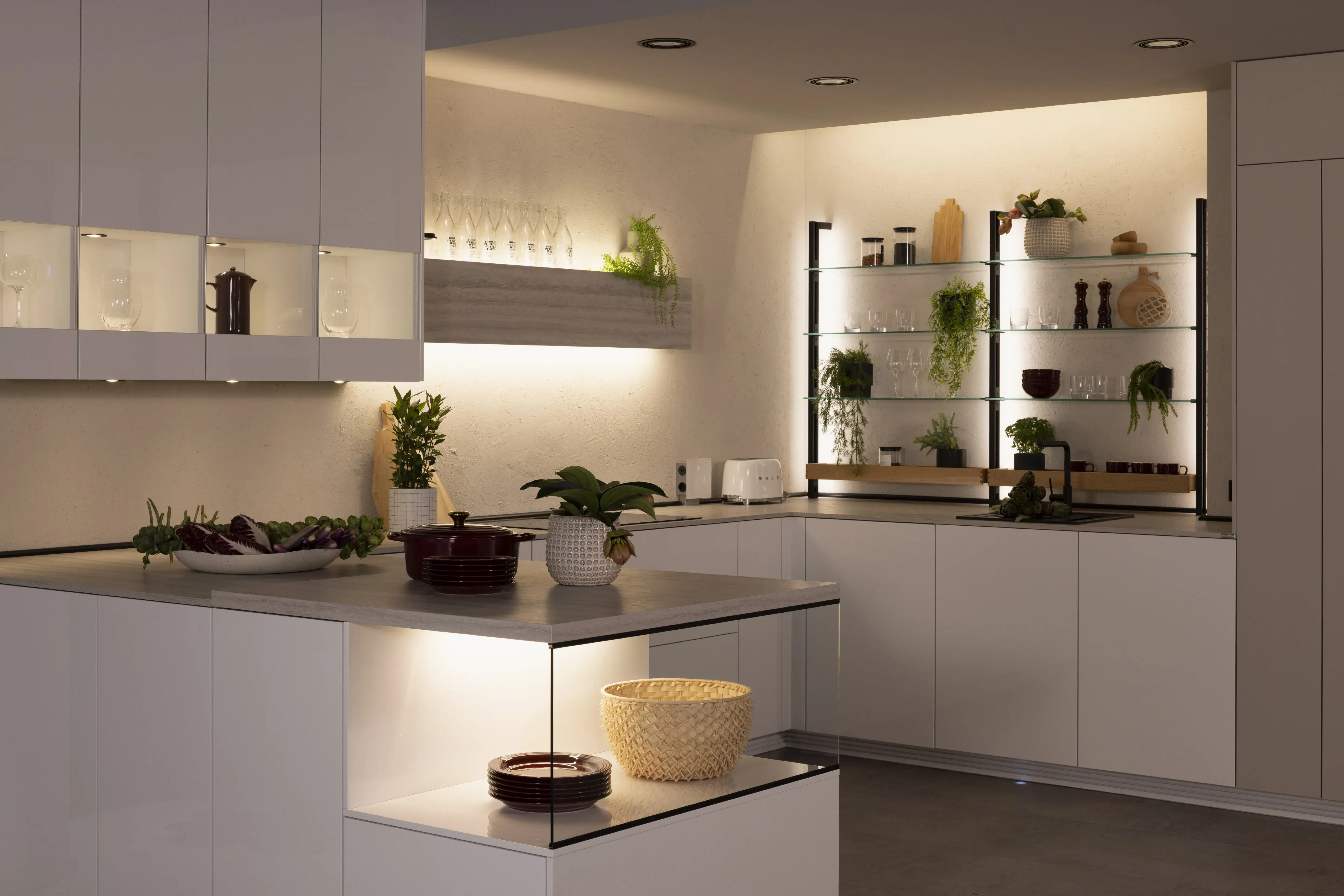 APL: 349 Travertin Sandgrau NB Korpus: 193 Alpinweiß Front: 516 Lack Alpinweiß Hochglanz Griff: Push to open Geräte: Laurus Ofen, Kochfeld Faber Armatur: Gessi Spüle: Elleci  Features: verschiedene Lichtstimmungen (Philips), Vitrinen Beleuchtungen, Aluminium Regal Schwarz mit Lichtblende, Steckdosen, Backofen-Kombi-Lösung, Handtuchhalter, Ecklösung Le Mans Auszug.