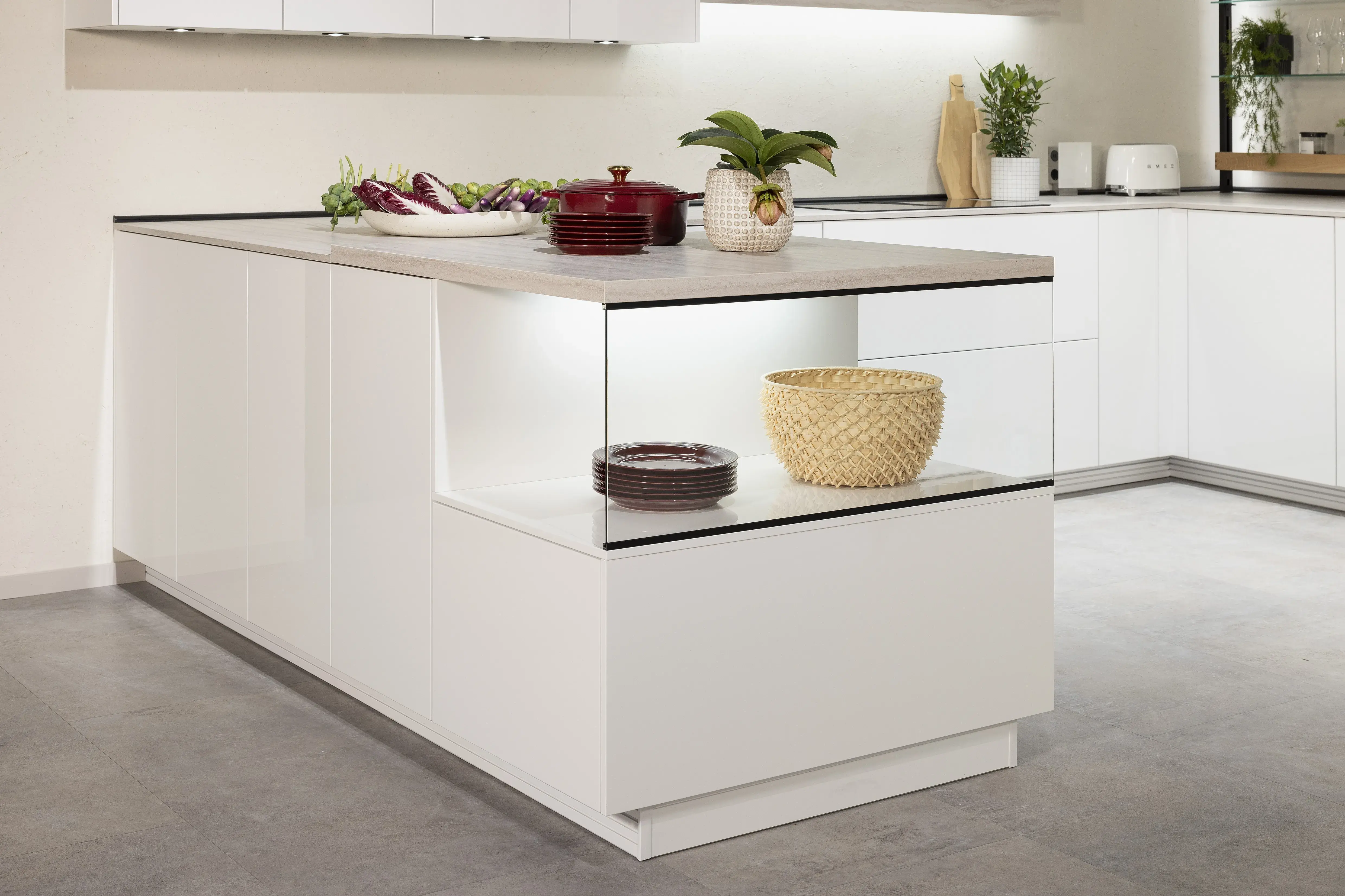 APL: 349 Travertin Sandgrau NB Korpus: 193 Alpinweiß Front: 516 Lack Alpinweiß Hochglanz Griff: Push to open Geräte: Laurus Ofen, Kochfeld Faber Armatur: Gessi Spüle: Elleci  Features: verschiedene Lichtstimmungen (Philips), Vitrinen Beleuchtungen, Aluminium Regal Schwarz mit Lichtblende, Steckdosen, Backofen-Kombi-Lösung, Handtuchhalter, Ecklösung Le Mans Auszug.