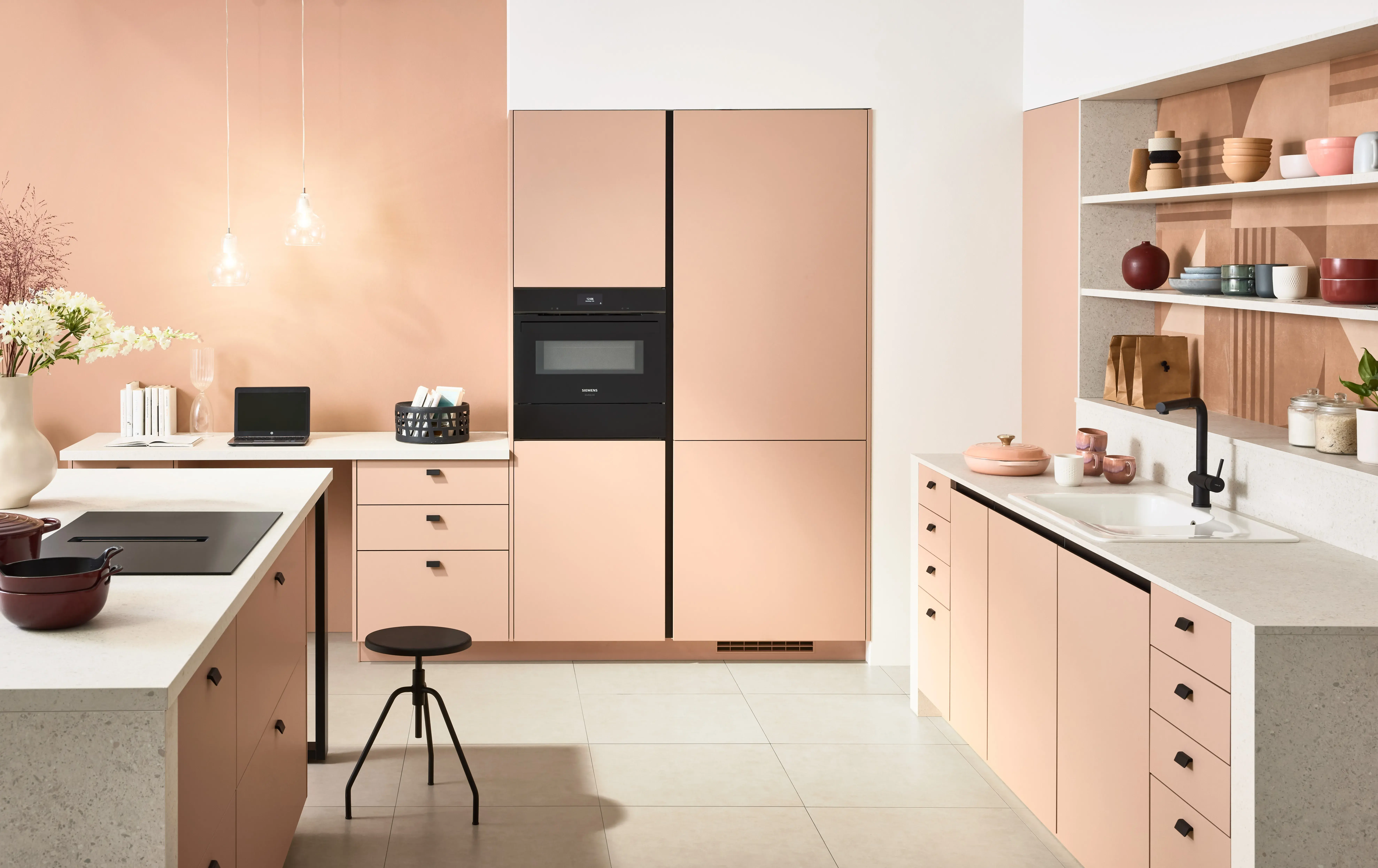 NOBILIA Koralle mit Siemens Geräten - Gegenschuss, Blick auf integrierten Arbeitsplatz