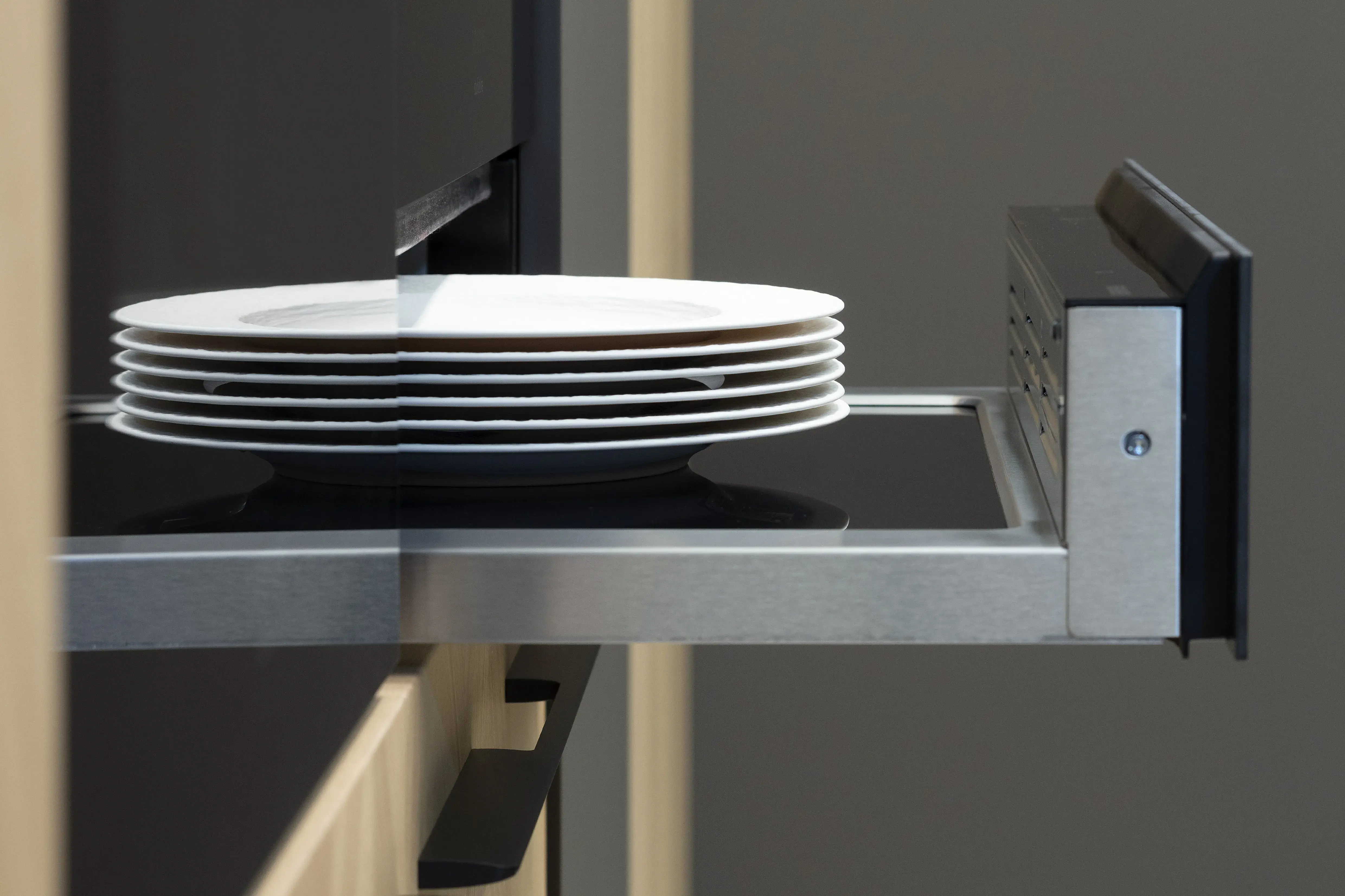 Front: Intarsia Gavi Eiche Furnier Resopal Brown Powder supermatt Korpus Schwarz APL: Resopal Brown Powder supermatt Geräte: Siemens Studio Line Spüle und Armatur: Blanco   Features: Front Echtholz Fischgrät-Optik, Kombination Echtholz und Resopal supermatt, Einbautür in Frontmaterial Resopal, Küchentheke Massivholz, APL = Korpusfarbe = Frontmaterial, Kombination Griffleiste und grifflos, Korpus in Frontmaterial, Wärmeschublade, Spüle und Armatur Schwarz, Besteckeinsatz. 